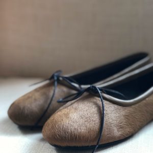 1958: scegli la versione in cavallino beige per rendere più chic il tuo outfit