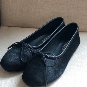 Scopri le ballerine Virreina 1958: scegli la versione in cavallino nero per rendere più chic il tuo outfit.