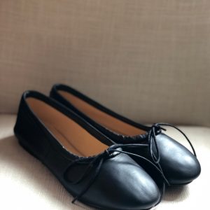 Scopri le ballerine Virreina 1958: scegli la versione in pelle nera per rendere più chic il tuo outfit.