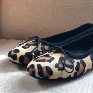 Scopri le ballerine Virreina 1958: scegli la versione in cavallino maculato per rendere più chic il tuo outfit.