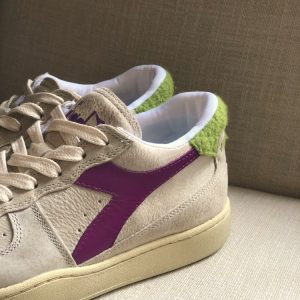 Per gli amanti delle sneakers, la diadora heritage è perfetta: scoprila in questa versione in pelle lavata con dettagli full color.