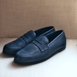 Scopri il mocassino classico di Virreina in pelle blu, per uno stile maschile molto chic.