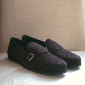 Scopri il nuovo mocassino di Virreina in testa moro. Un modello classico, ma arricchito dalla fibbia laterale.