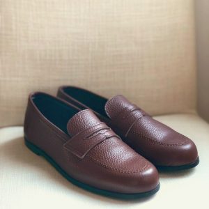 Scopri il mocassino classico di Virreina in pelle marrone: per uno stile maschile molto chic.