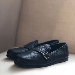 Scopri il nuovo mocassino di Virreina in pelle nera. Un modello classico, ma arricchito dalla fibbia laterale.
