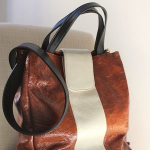 Scopri l'eleganza artigianale italiana con le borse Eledor. Daria è una shopping funzionale e dal design accattivante, per completare vari outfit con stile.
