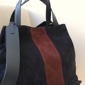 Scopri Dorella, la grande e comoda shopping di Eledor perfetta per portare con te tutto il necessario, con stile.
