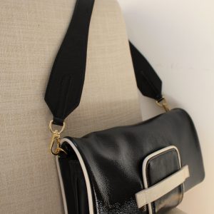 Matilde è la borsa a tracolla o a mano ideale per completare vari outfit con stile e versatilità.