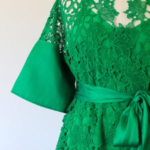 Un abito in pizzo macramè color smeraldo